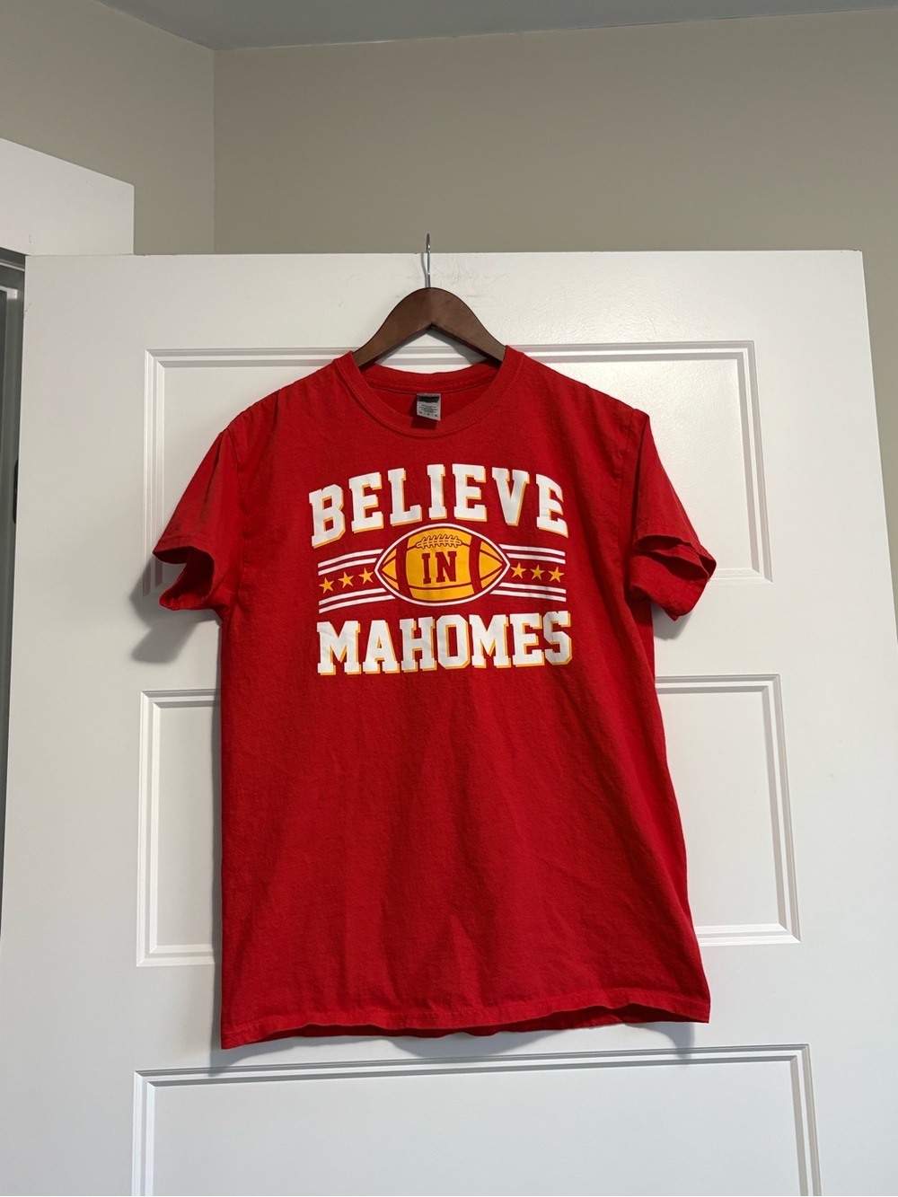 Gildan Red "Believe in Mahomes" Graphic Tee sz Medium